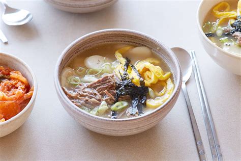  Gyeongju Ddeokguk: A Warming Harmony of Savory Broth and Chewy Rice Cakes!